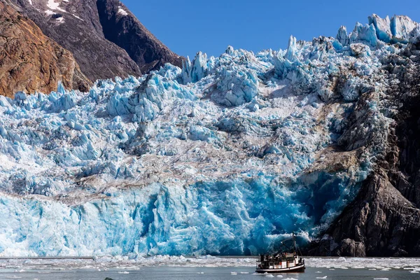 Лодка Возвышается Над Ледником Саут Сойер Около Джуно Аляска Расположенного — стоковое фото
