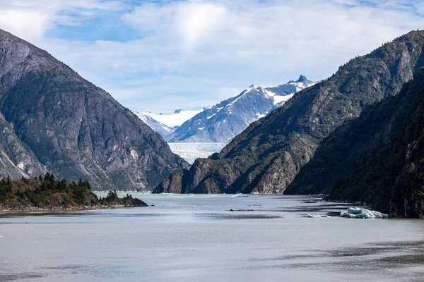 アラスカ州ジュノー近くのトレーシー アーム フィヨルドと南ソーヤー氷河の距離 ストック画像