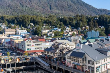 KETCHIKAN, ALASKA, ABD - 21 AĞUSTOS 2022: Seyahat limanı yakınlarındaki şehir turizm alanının havadan görünüşü.