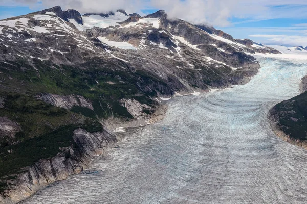 Vista Aérea Del Glaciar Norris Mientras Desciende Las Montañas Cerca —  Fotos de Stock