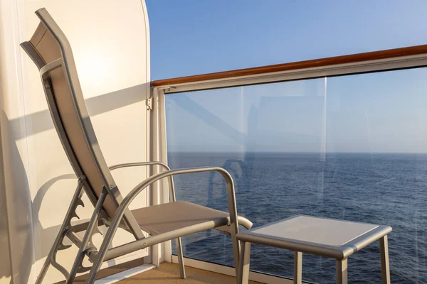 Sandalyesi Masası Olan Bir Gemi Balkonunda Dolaşın — Stok fotoğraf