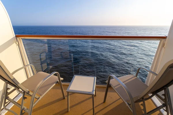 Sandalyesi Masası Olan Gemi Balkonunda Dolaşın — Stok fotoğraf