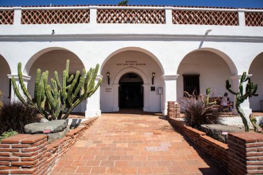 OCEANSIDE, CALIFORNIA, ABD - 3 Eylül 2021: Misyon San Luis Rey de Francia müze girişi. 