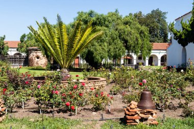 OCEANSIDE, CALIFORNIA, ABD - 3 Eylül 2021: The Mission San Luis Rey avlusu, 1830 'da dikilen Peru biber ağacı ile birlikte ve California' da türünün ilk örneği olarak bilinen.