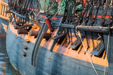 SAN DIEGO, CALIFORNIA / USA - 8 Ocak 2017: 18. yüzyıl Kraliyet Donanma fırkateyni Rose 'un ve şu anda San Diego Denizcilik Müzesi' nin bir parçası olan HMS Sürprizi üzerindeki topların yakın çekimi. 