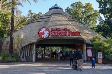 SAN DIEGO, CALIFORNIA - 1 Ocak 2022 İnsanlar San Diego Hayvanat Bahçesi Safari Parkı 'nı ziyaret ediyor, Escondido yakınlarındaki San Pasqual Vadisi bölgesinde 1800 dönümlük bir hayvanat bahçesi..