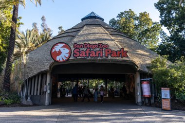 SAN DIEGO, CALIFORNIA - 1 Ocak 2022 İnsanlar San Diego Hayvanat Bahçesi Safari Parkı 'nı ziyaret ediyor, Escondido yakınlarındaki San Pasqual Vadisi bölgesinde 1800 dönümlük bir hayvanat bahçesi..