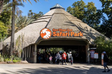 SAN DIEGO, CALIFORNIA - 1 Ocak 2022 İnsanlar San Diego Hayvanat Bahçesi Safari Parkı 'nı ziyaret ediyor, Escondido yakınlarındaki San Pasqual Vadisi bölgesinde 1800 dönümlük bir hayvanat bahçesi..