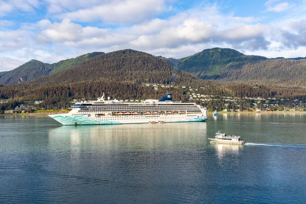 Juneau Alaska Usa August 2022 一艘旅客游览船在预定的旅程中经过挪威精神号游轮 停泊在加斯蒂诺海峡 免版税图库照片