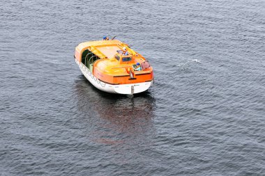 ICY STRAIT Noktası, ALASKA, ABD - 25 Ağustos 2022: Gezgin gemi mürettebatı bir cankurtaran botu talimine katıldı.
