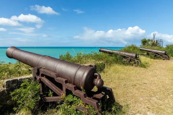 Uma Fileira Três Antigos Canhões Apontou Para Porto Fort James Fotografias De Stock Royalty-Free