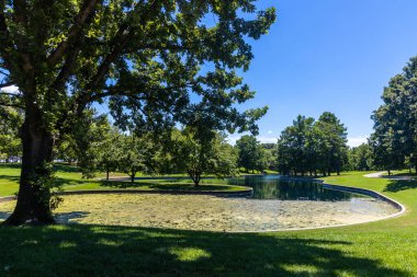 St. Louis, Missouri 'deki Gateway Arch Ulusal Parkı' nın havuzu ve çevresi..