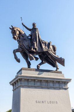 ST. LOUIS, MISSOURI USA - OCTOBER 5, 2024: A statue of King Louis IX of France, located in front of the St. Louis Art Museum in Forest Park. clipart