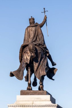 ST. LOUIS, MISSOURI USA - OCTOBER 5, 2024: A statue of King Louis IX of France, located in front of the St. Louis Art Museum in Forest Park. clipart