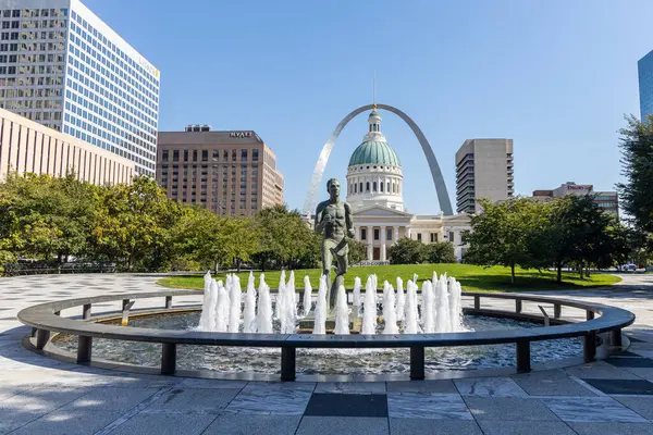 St. LOUIS, MISSOURI ABD - 5 Ekim 2024: The Kiener Memorial Fountain ve Eski St. Louis Adliyesi önündeki 