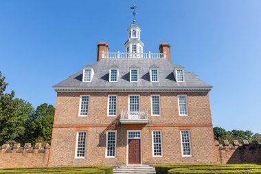 WILLIAMSBURG, VIRGINIA - 25 AĞUSTOS 2024: 7 kraliyet valisinin, Virginia 'nın ilk iki seçilmiş valisinin ve yüzlerce kölenin evi olan Koloni Williamsburg' daki vali sarayı.