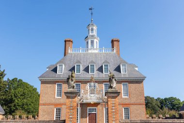 WILLIAMSBURG, VIRGINIA - 25 AĞUSTOS 2024: 7 kraliyet valisinin, Virginia 'nın ilk iki seçilmiş valisinin ve yüzlerce kölenin evi olan Koloni Williamsburg' daki vali sarayı.