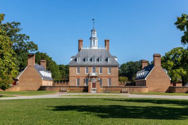 WILLIAMSBURG, VIRGINIA - 25 AĞUSTOS 2024: 7 kraliyet valisinin, Virginia 'nın ilk iki seçilmiş valisinin ve yüzlerce kölenin evi olan Koloni Williamsburg' daki vali sarayı.