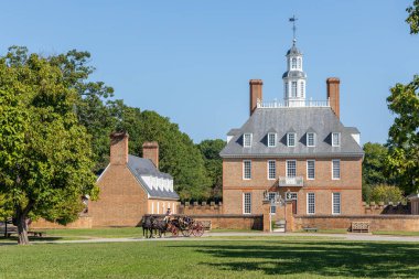 WILLIAMSBURG, VIRGINIA - 25 AĞUSTOS 2024: 7 kraliyet valisinin, Virginia 'nın ilk iki seçilmiş valisinin ve yüzlerce kölenin evi olan Koloni Williamsburg' daki vali sarayı.