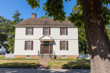 WILLIAMSBURG, VIRGINIA - 25 Ağustos 2024: Eski bir özel konut, şimdi Williamsburg Tarihi Bölgesi 'ne katkı sağlayan bir mülk.