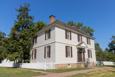 WILLIAMSBURG, VIRGINIA - 25 Ağustos 2024: Eski bir özel konut, şimdi Williamsburg Tarihi Bölgesi 'ne katkı sağlayan bir mülk.