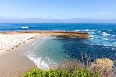 LA JOLLA, CALIFORNIA - 10 Mayıs 2025: Çocukları dalgalardan korumak için 1931 'de inşa edilen tarihi Çocuk Havuzu, 1990' ların ortalarından beri bir liman fokları kolonisi tarafından yaşamaktadır..