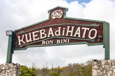 WILLEMSTAD, CURACAO-APRIL 7, 2025: Hato Mağaralarının girişinde ilk bilinen sakinleriyle birlikte 1500 yıl önce ve daha sonra kaçak köleler için saklanma yeri olarak imzala. 