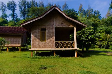 Jakarta, Endonezya, 14 Mayıs 2023, Endonezya 'dan geleneksel bir ev, çoğunlukla ahşap malzemelerin kullanıldığı stilt ev olarak adlandırılan bir bina.