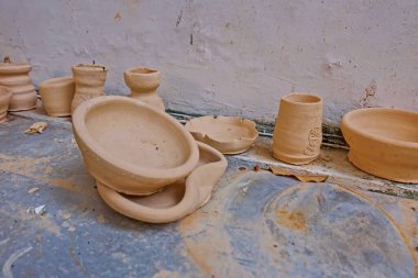 Kil ya da çömlekçilik kursu ve bazı sonuçlardan el sanatları yapma etkinliği