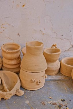 Kil ya da çömlekçilik kursu ve bazı sonuçlardan el sanatları yapma etkinliği