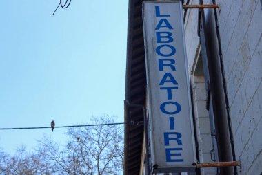 Brantome, Fransa - Mart 06 2023: Sokak Fotoğrafçılığı