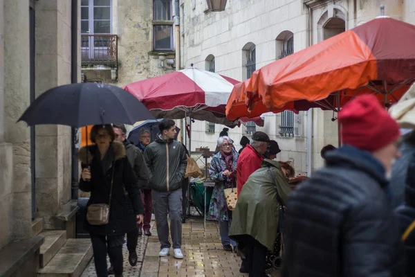 Perigueux, Fransa, 11 Mart 2023: Sokak fotoğrafçılığı