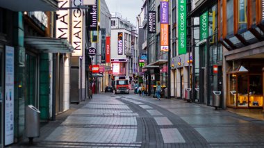 Koln, Almanya Temmuz 2022 - Şehrin ve sokakların manzarası