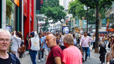 Koln, Almanya Temmuz 2022 - Şehrin ve sokakların manzarası