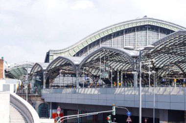 Koln, Almanya Temmuz 2022 - Şehrin ve sokakların manzarası