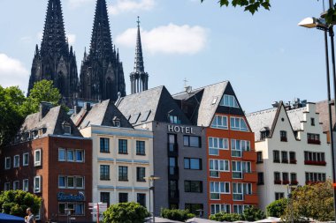 Koln, Almanya Temmuz 2022 - Şehrin ve sokakların manzarası