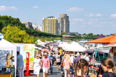 Koln, Almanya Temmuz 2022 - Şehrin ve sokakların manzarası