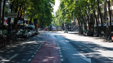 Koln, Almanya Temmuz 2022 - Şehrin ve sokakların manzarası