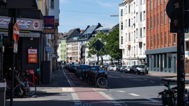 Koln, Almanya Temmuz 2022 - Şehrin ve sokakların manzarası