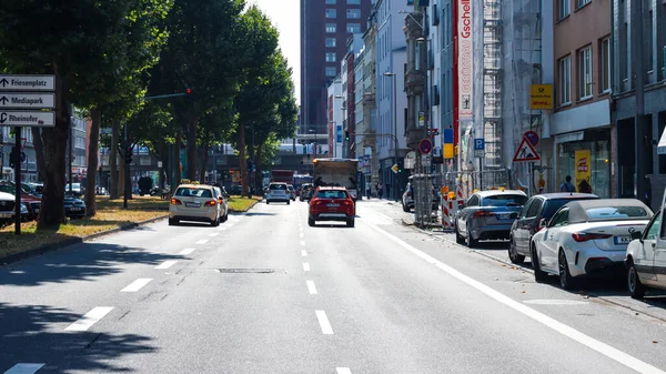 Koln, Almanya Temmuz 2022 - Şehrin ve sokakların manzarası