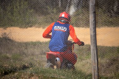 Perigueux Fransa 9 Nisan 2023: Motokros kirli zeminde