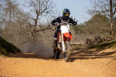 Perigueux Fransa 9 Nisan 2023: Motokros kirli zeminde