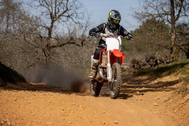 Perigueux Fransa 9 Nisan 2023: Motokros kirli zeminde