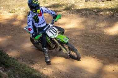 Perigueux Fransa 9 Nisan 2023: Motokros kirli zeminde