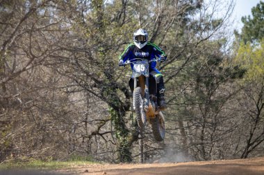 Perigueux Fransa 9 Nisan 2023: Motokros kirli zeminde