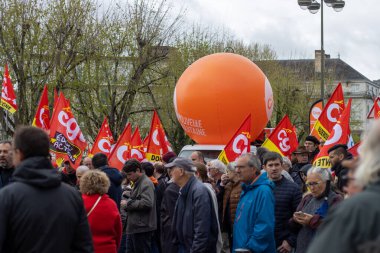 perigueux France 13 Nisan 2023: Başkan Macron yönetimi altındaki emeklilik reformuna karşı gösteri