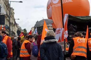 perigueux France 13 Nisan 2023: Başkan Macron yönetimi altındaki emeklilik reformuna karşı gösteri