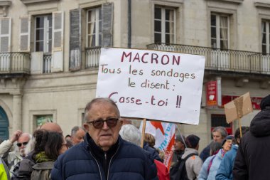 perigueux France 13 Nisan 2023: Başkan Macron yönetimi altındaki emeklilik reformuna karşı gösteri