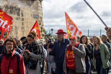 perigueux France 13 Nisan 2023: Başkan Macron yönetimi altındaki emeklilik reformuna karşı gösteri