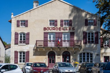 Bourdeilles, Dordogne France 30 Nisan 2023: Sokak fotoğrafçılığı